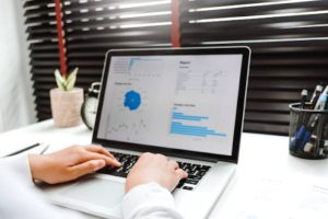 Ordinateur affichant des rapports financiers