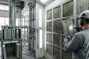 Ouvrier inspectant des filtres à air